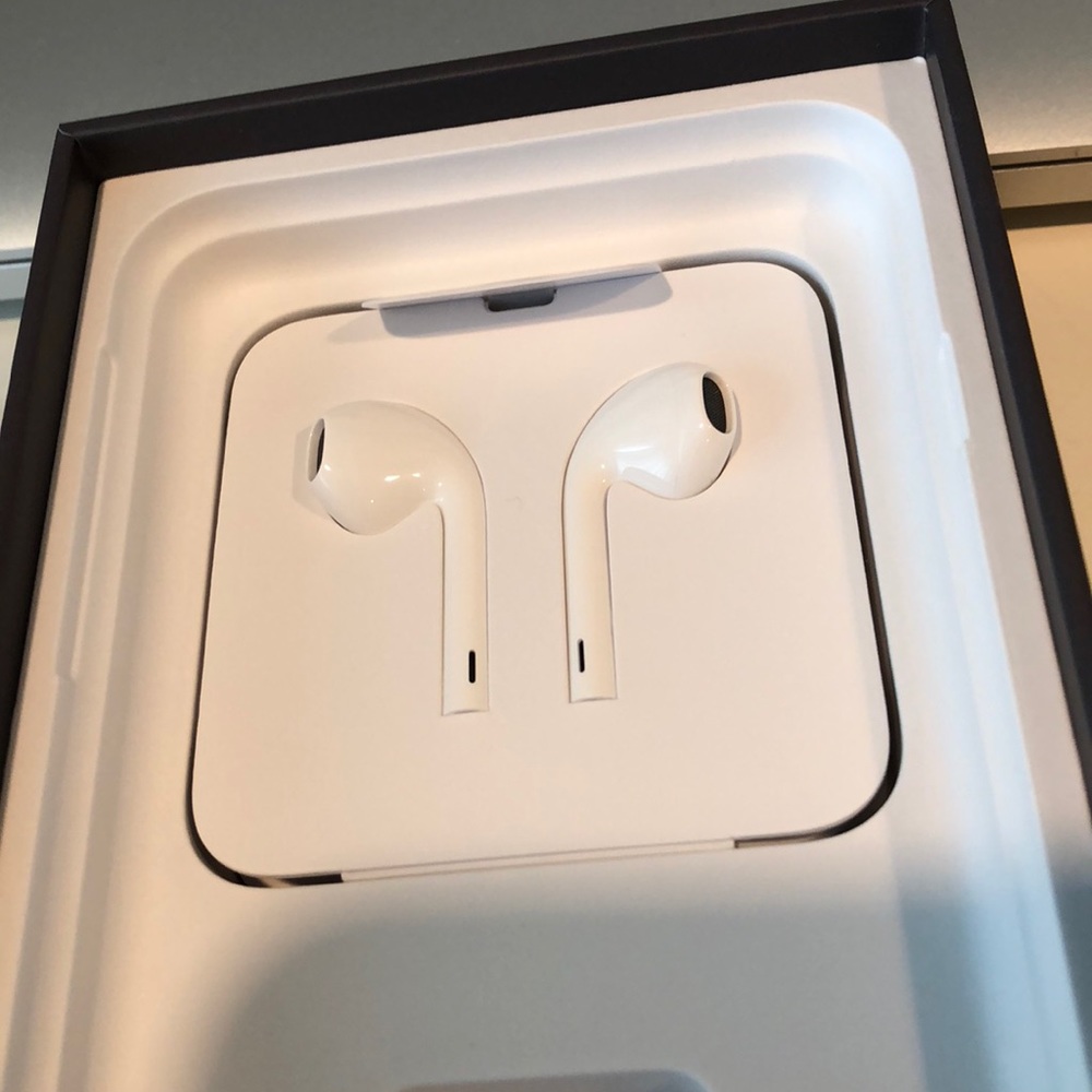NEW iPhone EarPods w/ lightning connector
